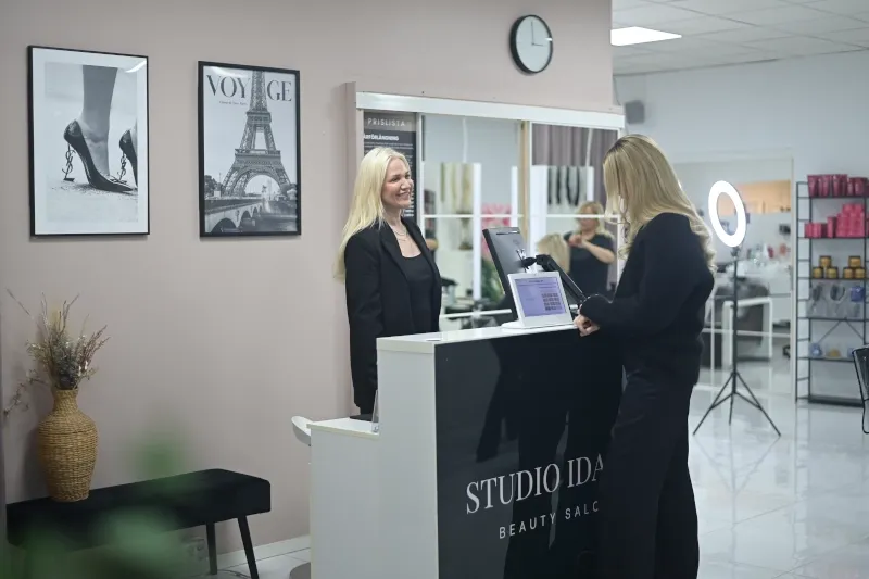 Studio IDANA cashier with customer